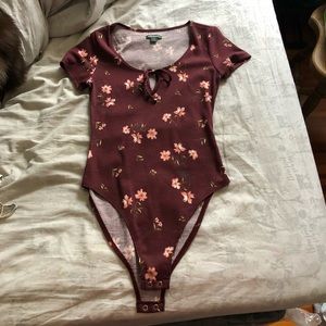 T-shirt with clasps
